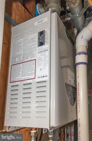 2445 LAKEVIEW AVE, Baltimore, MD 21217