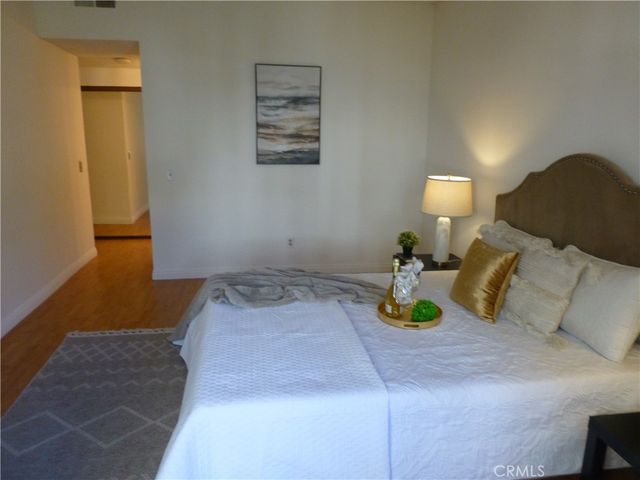 17914 Magnolia Boulevard 127, Encino, CA 91316