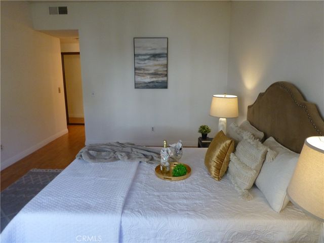 17914 Magnolia Boulevard 127, Encino, CA 91316