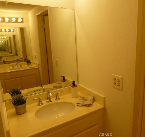 17914 Magnolia Boulevard 127, Encino, CA 91316