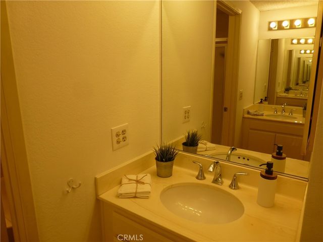 17914 Magnolia Boulevard 127, Encino, CA 91316