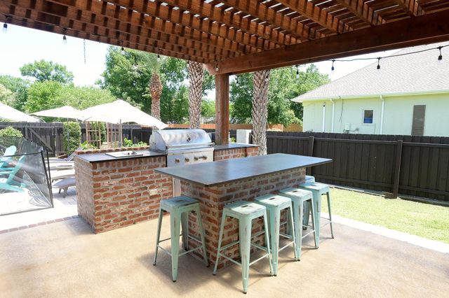 187 Regal Row, Houma, LA 70360