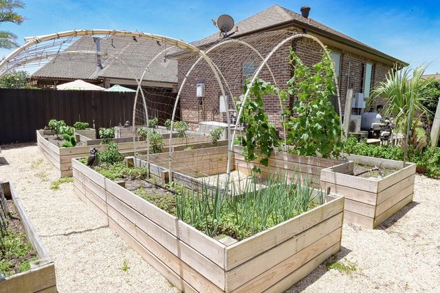 187 Regal Row, Houma, LA 70360