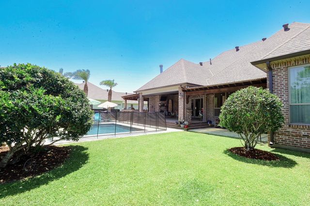 187 Regal Row, Houma, LA 70360