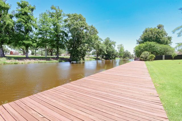 187 Regal Row, Houma, LA 70360