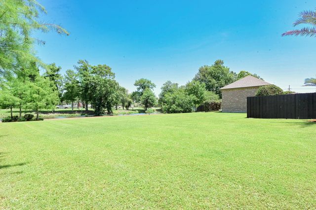 187 Regal Row, Houma, LA 70360