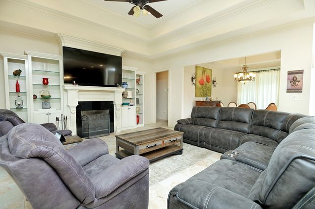 187 Regal Row, Houma, LA 70360