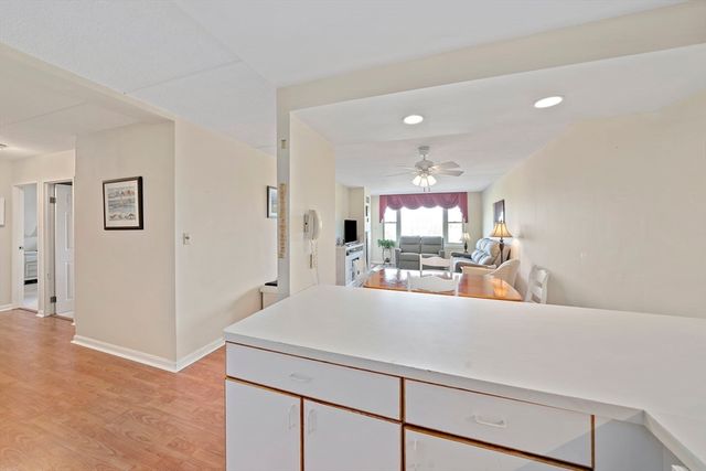 155 George Washington Blvd 306, Hull, MA 02045