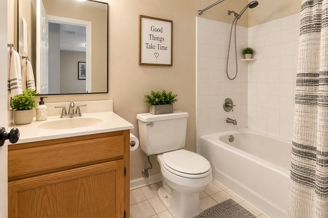 2109 CAMDEN Lane 2109, Hanover Park, IL 60133