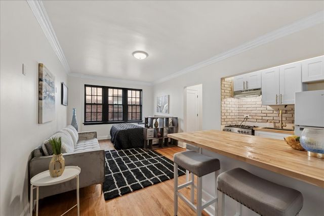 1103 Holly Court 206, Oak Park, IL 60301