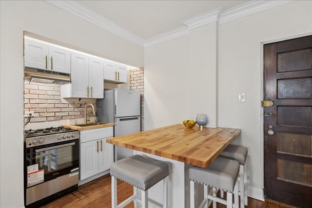 1103 Holly Court 206, Oak Park, IL 60301