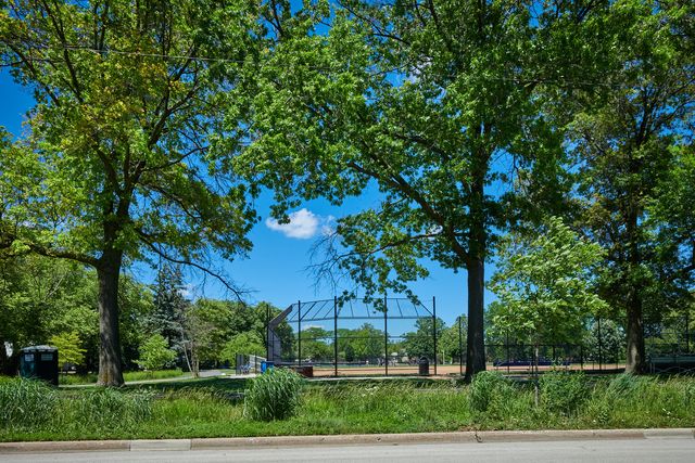 9027 Kenton Avenue, Skokie, IL 60076