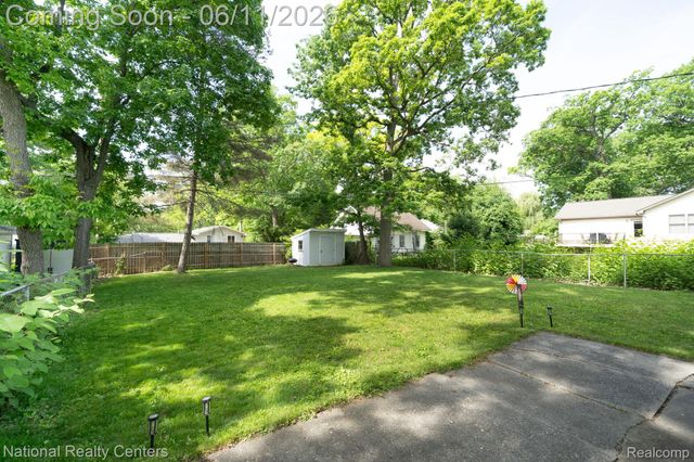 3973 Oak Knoll Road, Waterford Charter Township, MI 48328