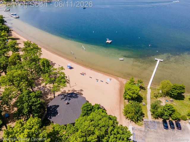 3973 Oak Knoll Road, Waterford Charter Township, MI 48328