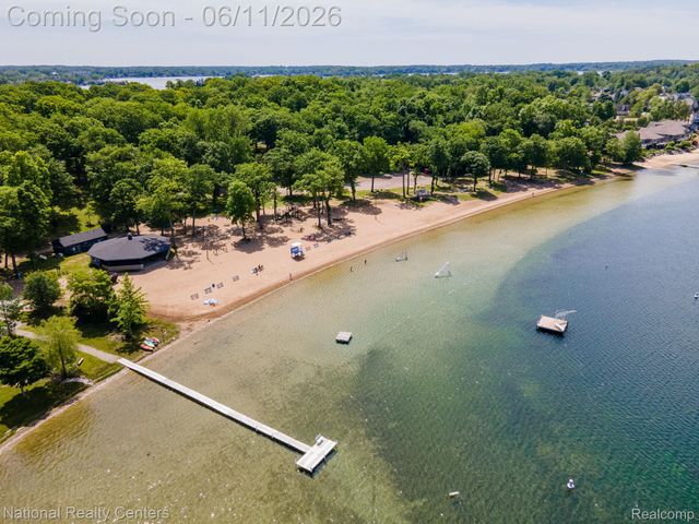 3973 Oak Knoll Road, Waterford Charter Township, MI 48328