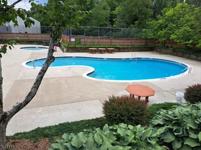 15 Rhea Run, Hampton Twp., NJ 07860