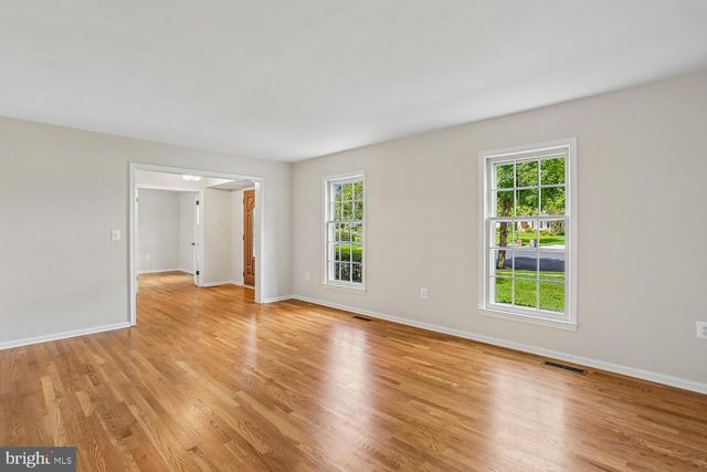 12 LILY POND CT, Rockville, MD 20852