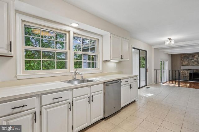 12 LILY POND CT, Rockville, MD 20852