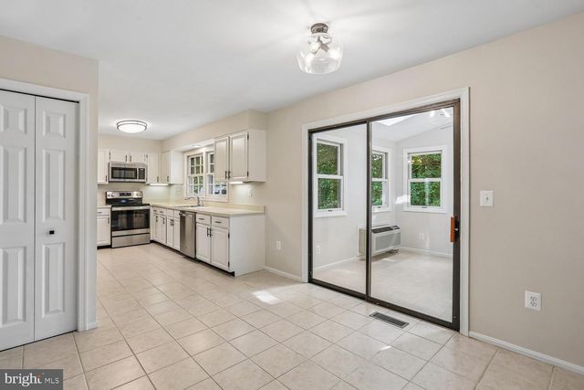 12 LILY POND CT, Rockville, MD 20852