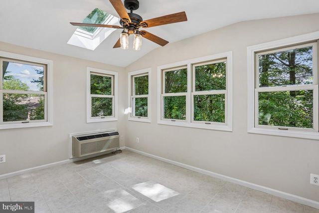 12 LILY POND CT, Rockville, MD 20852