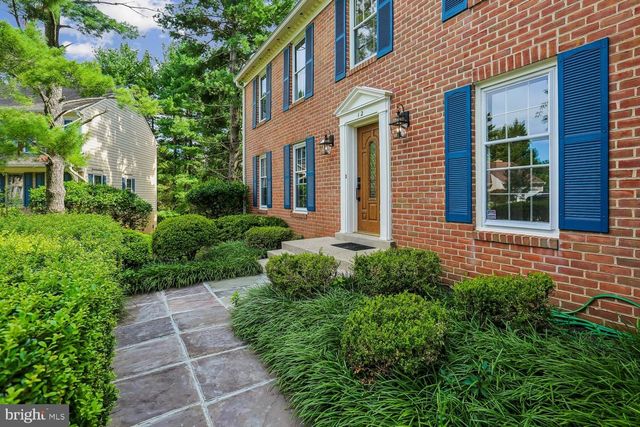 12 LILY POND CT, Rockville, MD 20852