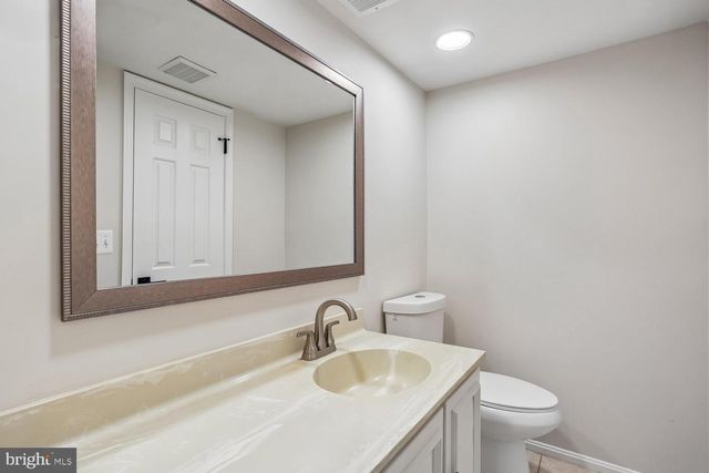12 LILY POND CT, Rockville, MD 20852