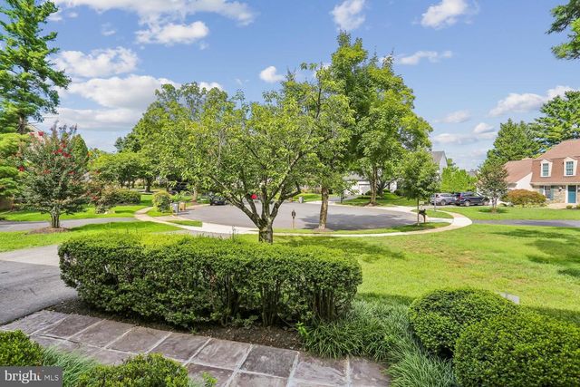 12 LILY POND CT, Rockville, MD 20852