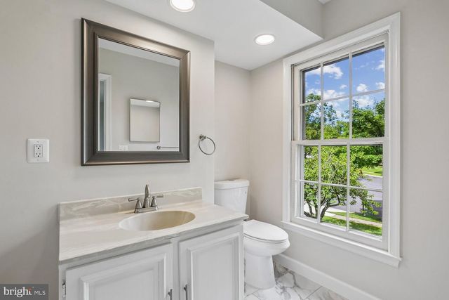 12 LILY POND CT, Rockville, MD 20852