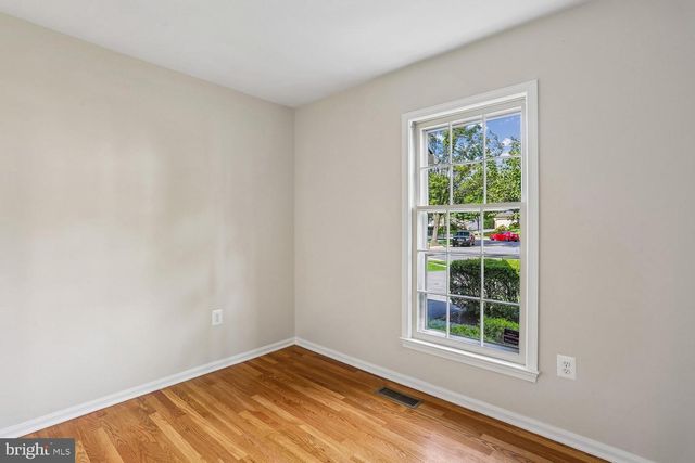 12 LILY POND CT, Rockville, MD 20852