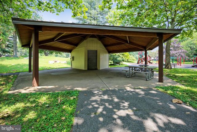12 LILY POND CT, Rockville, MD 20852