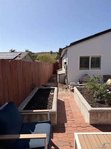 10041 N Gem Tree Way, Santee, CA 92071