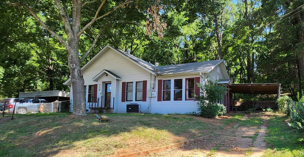 710 W 1st Street, Hughes Springs, TX 75656