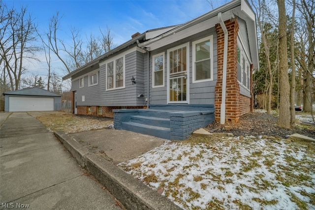 3327 Bradford Road, Cleveland Heights, OH 44118