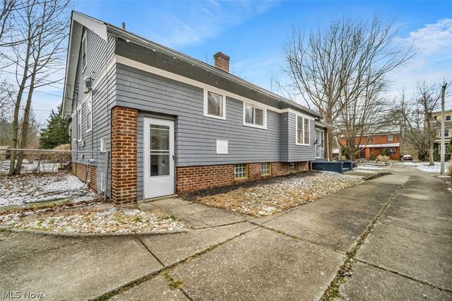 3327 Bradford Road, Cleveland Heights, OH 44118