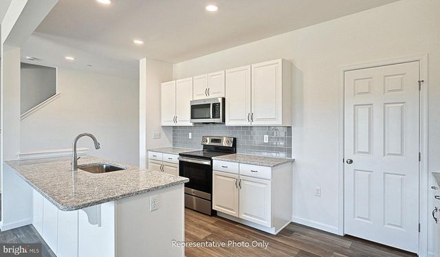 7829 OAK BROOK DR, Harrisburg, PA 17112