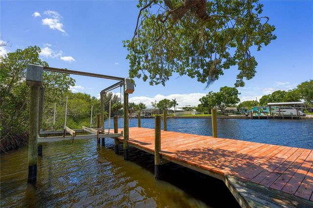 102 DICKMAN DRIVE SW, Ruskin, FL 33570