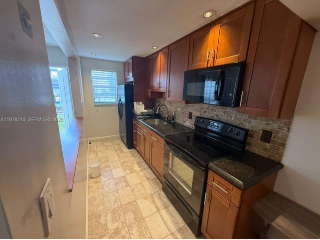 415 NE 2nd St 105, Hallandale Beach, FL 33009