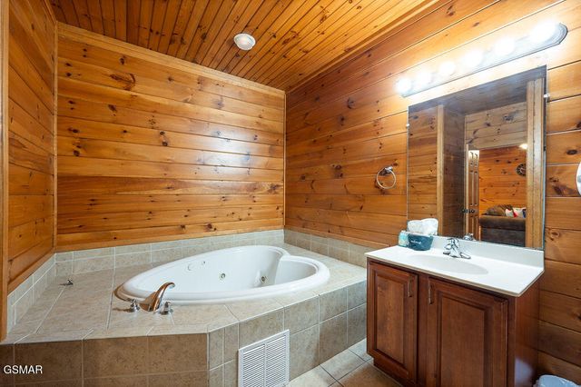 834 Great Smoky Way, Gatlinburg, TN 37738
