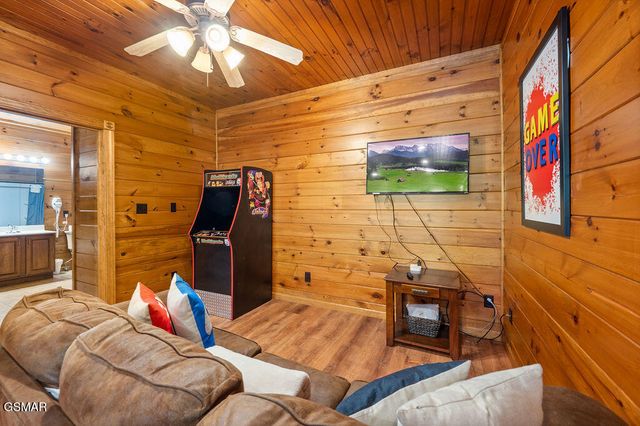 834 Great Smoky Way, Gatlinburg, TN 37738