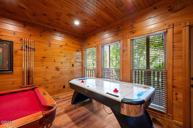 834 Great Smoky Way, Gatlinburg, TN 37738