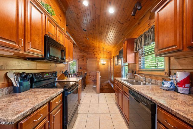 834 Great Smoky Way, Gatlinburg, TN 37738