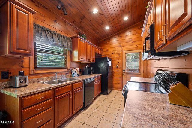 834 Great Smoky Way, Gatlinburg, TN 37738