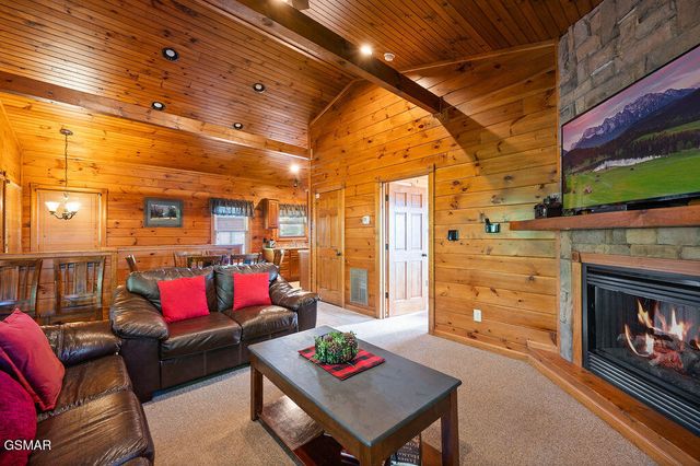 834 Great Smoky Way, Gatlinburg, TN 37738