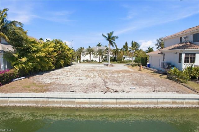 1670 Dolphin CT, Naples, FL 34102