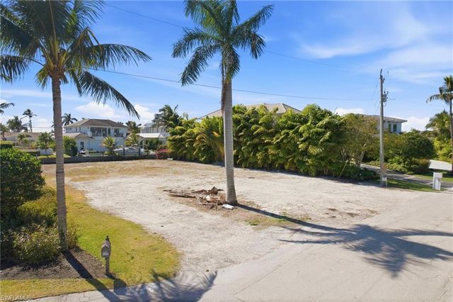 1670 Dolphin CT, Naples, FL 34102