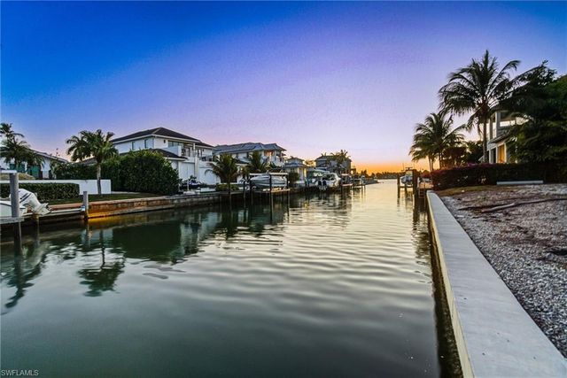 1670 Dolphin CT, Naples, FL 34102