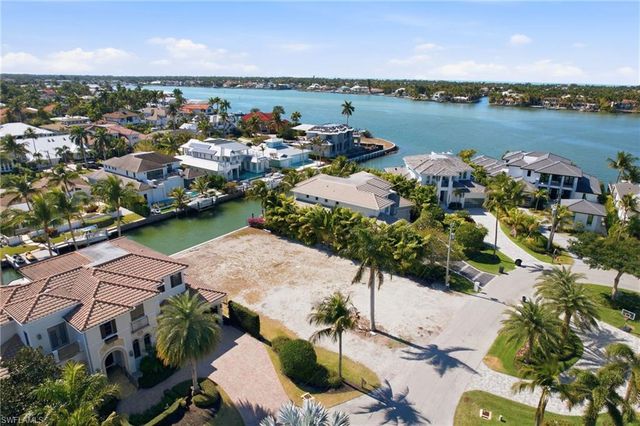 1670 Dolphin CT, Naples, FL 34102