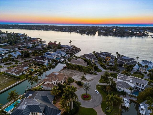 1670 Dolphin CT, Naples, FL 34102