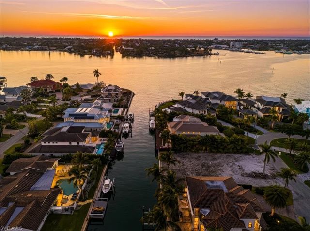 1670 Dolphin CT, Naples, FL 34102