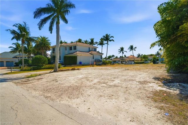 1670 Dolphin CT, Naples, FL 34102